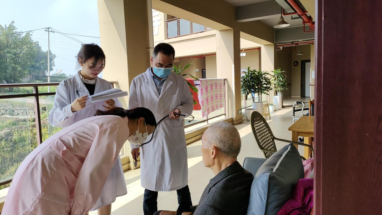 为什么越来越多的老人愿意去养老院养老？
