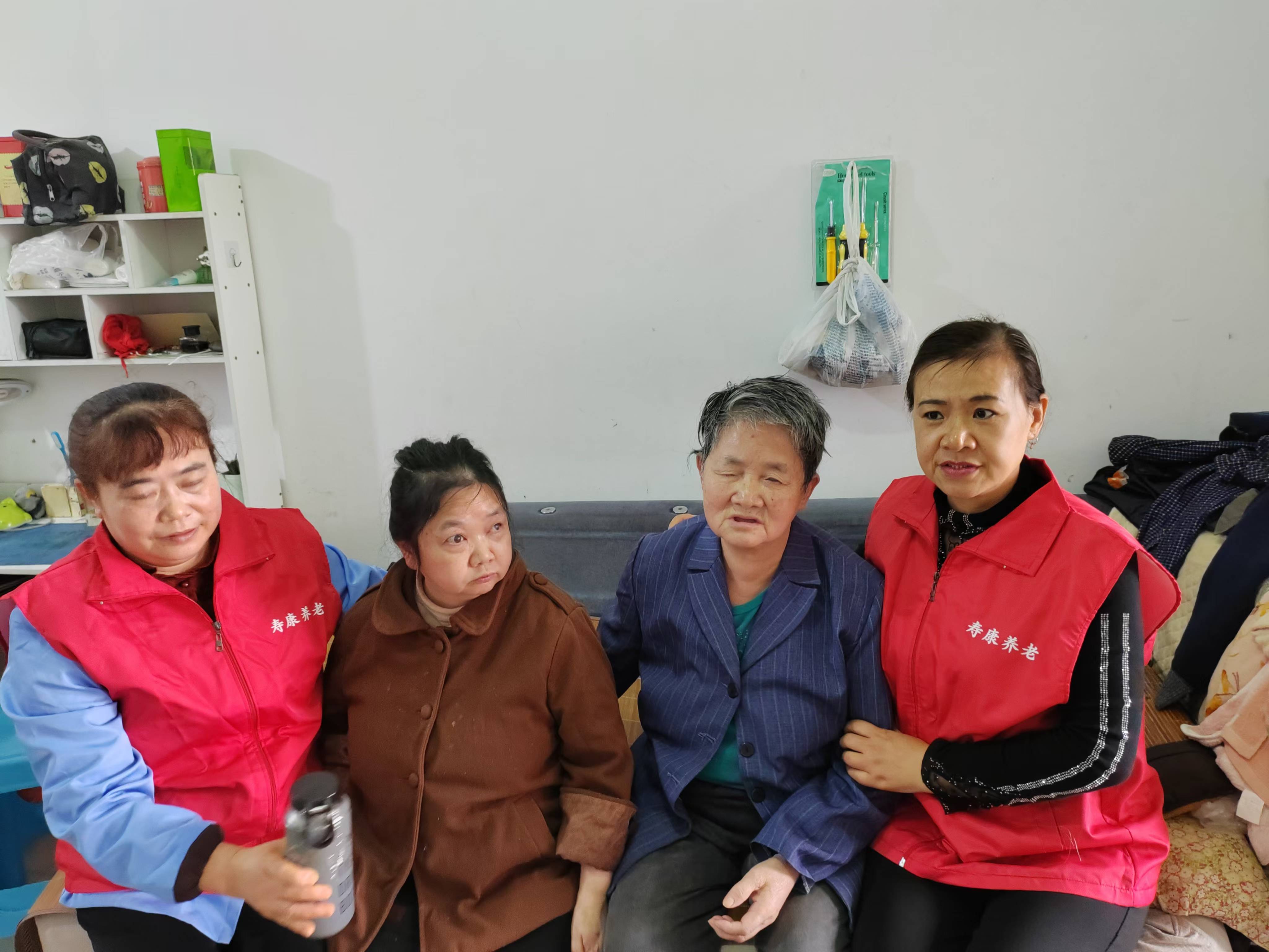 关爱失明老人，传递温暖力量